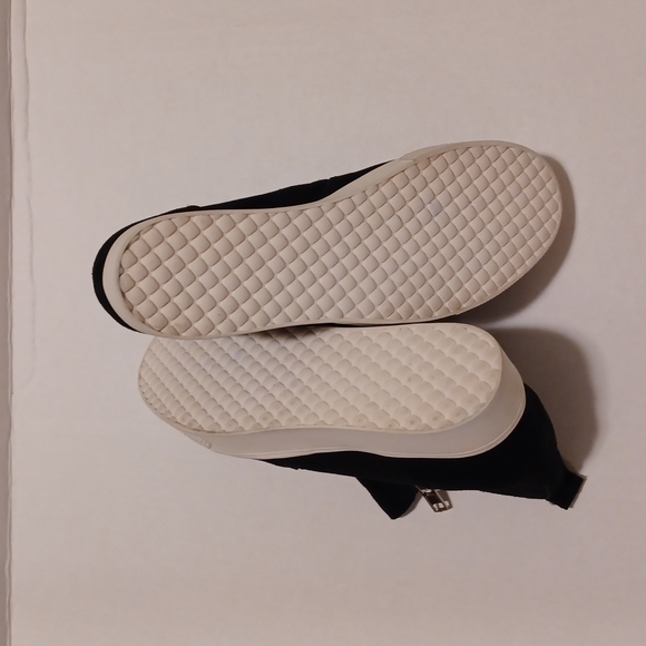 STEVE MADDEN.. Women's Black Wedge Sneakers - Picture 9 of 9